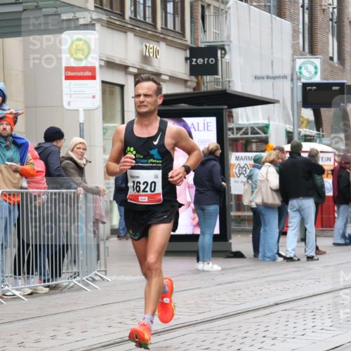 05.10.2025 - 20. swb-Marathon Bremen Strokosch-Dieckow http://msf.ph/oto/9288335 05.10.2025 12:27:36 Ziel 1, 1620, 1, 1620 meine-sportfotos.de