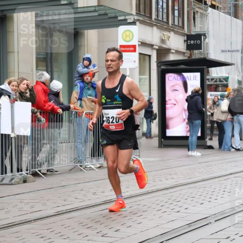 05.10.2025 - 20. swb-Marathon Bremen Strokosch-Dieckow http://msf.ph/oto/9288344 05.10.2025 12:27:36 Ziel 1, 1620, 1, 1620 meine-sportfotos.de
