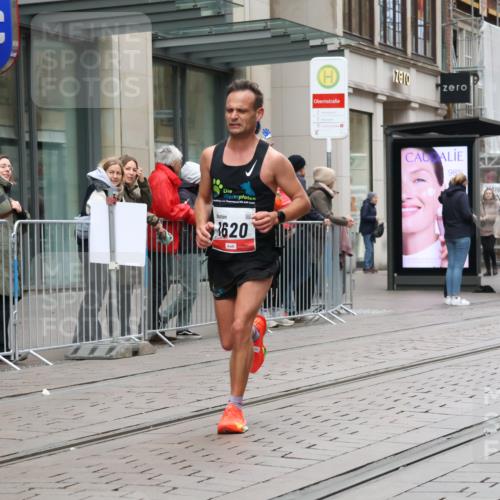 05.10.2025 - 20. swb-Marathon Bremen Strokosch-Dieckow http://msf.ph/oto/9288359 05.10.2025 12:27:36 Ziel 1, 1620, 1, 1620 meine-sportfotos.de