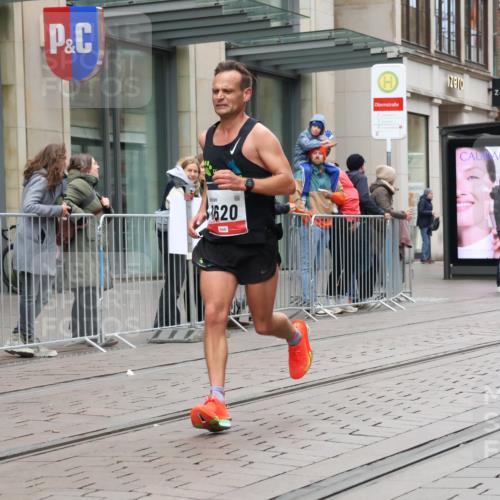 05.10.2025 - 20. swb-Marathon Bremen Strokosch-Dieckow http://msf.ph/oto/9288366 05.10.2025 12:27:37 Ziel 1, 1620, 1, 1620 meine-sportfotos.de