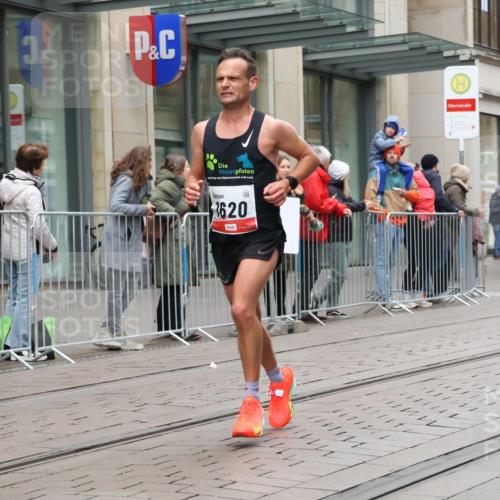 05.10.2025 - 20. swb-Marathon Bremen Strokosch-Dieckow http://msf.ph/oto/9288374 05.10.2025 12:27:37 Ziel 1, 1620, 1, 1620 meine-sportfotos.de