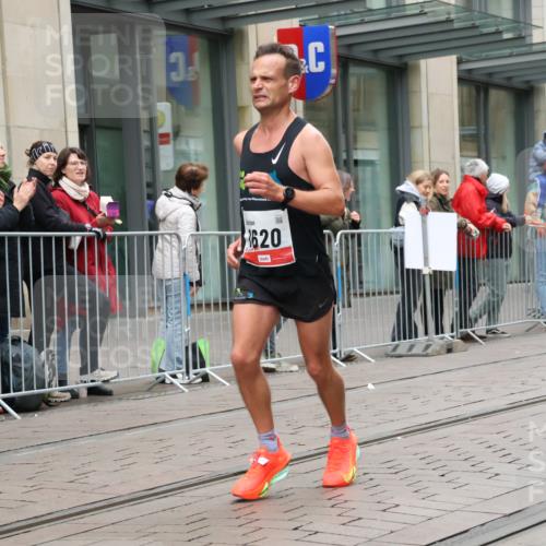 05.10.2025 - 20. swb-Marathon Bremen Strokosch-Dieckow http://msf.ph/oto/9288381 05.10.2025 12:27:37 Ziel 1, 1620, 1, 1620 meine-sportfotos.de