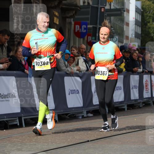 05.10.2025 - 20. swb-Marathon Bremen Strokosch-Dieckow http://msf.ph/oto/9288384 05.10.2025 11:21:03 Ziel 10361, 10362, 10913 meine-sportfotos.de