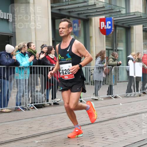 05.10.2025 - 20. swb-Marathon Bremen Strokosch-Dieckow http://msf.ph/oto/9288391 05.10.2025 12:27:37 Ziel 1, 1620, 1, 1620 meine-sportfotos.de