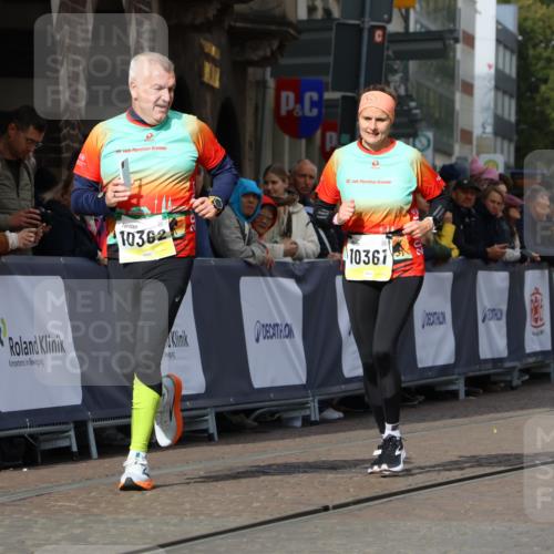 05.10.2025 - 20. swb-Marathon Bremen Strokosch-Dieckow http://msf.ph/oto/9288404 05.10.2025 11:21:03 Ziel 10361, 10362, 10913 meine-sportfotos.de