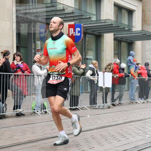 05.10.2025 - 20. swb-Marathon Bremen Strokosch-Dieckow http://msf.ph/oto/9288474 05.10.2025 12:28:19 Ziel 542, 1113, 1730, 1948, 2053, 2159, 2292, 542, 1113, 1730, 1948, 2053, 2159, 2292 meine-sportfotos.de