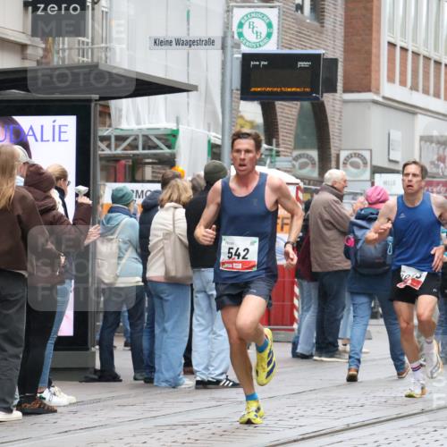 05.10.2025 - 20. swb-Marathon Bremen Strokosch-Dieckow http://msf.ph/oto/9288482 05.10.2025 12:28:28 Ziel 542, 600, 717, 1113, 1730, 1948, 2053, 2159, 2292, 542, 600, 717, 1113, 1730, 1948, 2053, 2159, 2292 meine-sportfotos.de