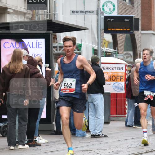 05.10.2025 - 20. swb-Marathon Bremen Strokosch-Dieckow http://msf.ph/oto/9288491 05.10.2025 12:28:28 Ziel 542, 600, 717, 1113, 1730, 1948, 2053, 2159, 2292, 542, 600, 717, 1113, 1730, 1948, 2053, 2159, 2292 meine-sportfotos.de