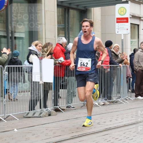 05.10.2025 - 20. swb-Marathon Bremen Strokosch-Dieckow http://msf.ph/oto/9288551 05.10.2025 12:28:30 Ziel 542, 600, 717, 1113, 1948, 2053, 2159, 2292, 542, 600, 717, 1113, 1948, 2053, 2159, 2292 meine-sportfotos.de