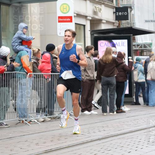 05.10.2025 - 20. swb-Marathon Bremen Strokosch-Dieckow http://msf.ph/oto/9288575 05.10.2025 12:28:31 Ziel 542, 600, 717, 1113, 1948, 2053, 2159, 2292, 542, 600, 717, 1113, 1948, 2053, 2159, 2292 meine-sportfotos.de
