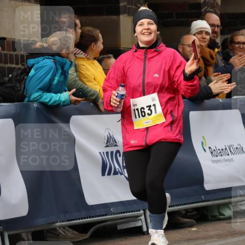 05.10.2025 - 20. swb-Marathon Bremen Strokosch-Dieckow http://msf.ph/oto/9288586 05.10.2025 11:21:19 Ziel 11631, 11743 meine-sportfotos.de