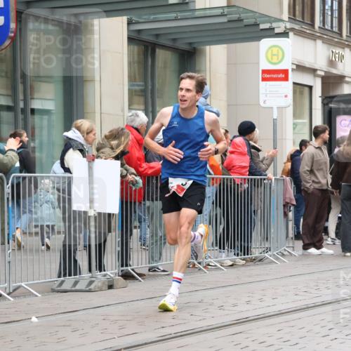 05.10.2025 - 20. swb-Marathon Bremen Strokosch-Dieckow http://msf.ph/oto/9288598 05.10.2025 12:28:31 Ziel 542, 600, 717, 1113, 1948, 2053, 2159, 2292, 542, 600, 717, 1113, 1948, 2053, 2159, 2292 meine-sportfotos.de