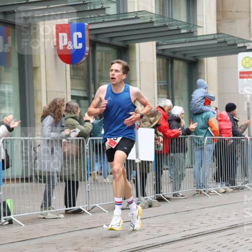 05.10.2025 - 20. swb-Marathon Bremen Strokosch-Dieckow http://msf.ph/oto/9288618 05.10.2025 12:28:32 Ziel 542, 600, 717, 1113, 1948, 2053, 2159, 2292, 542, 600, 717, 1113, 1948, 2053, 2159, 2292 meine-sportfotos.de