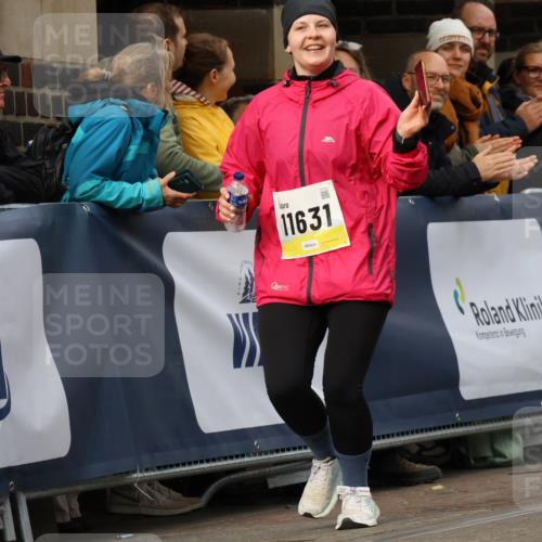 05.10.2025 - 20. swb-Marathon Bremen Strokosch-Dieckow http://msf.ph/oto/9288620 05.10.2025 11:21:19 Ziel 11631, 11743 meine-sportfotos.de