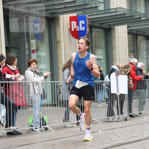 05.10.2025 - 20. swb-Marathon Bremen Strokosch-Dieckow http://msf.ph/oto/9288628 05.10.2025 12:28:32 Ziel 542, 600, 717, 1113, 1948, 2053, 2159, 2292, 542, 600, 717, 1113, 1948, 2053, 2159, 2292 meine-sportfotos.de