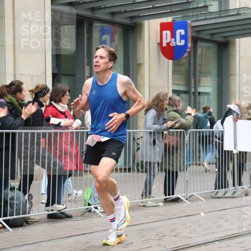 05.10.2025 - 20. swb-Marathon Bremen Strokosch-Dieckow http://msf.ph/oto/9288633 05.10.2025 12:28:32 Ziel 542, 600, 717, 1113, 1948, 2053, 2159, 2292, 542, 600, 717, 1113, 1948, 2053, 2159, 2292 meine-sportfotos.de