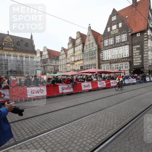 05.10.2025 - 20. swb-Marathon Bremen Yannick Fuchs http://msf.ph/oto/9288667 05.10.2025 10:32:48 Ziel 9996 meine-sportfotos.de