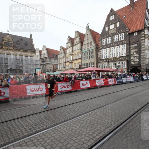 05.10.2025 - 20. swb-Marathon Bremen Yannick Fuchs http://msf.ph/oto/9288705 05.10.2025 10:32:54 Ziel 9996 meine-sportfotos.de
