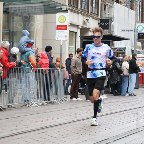 05.10.2025 - 20. swb-Marathon Bremen Strokosch-Dieckow http://msf.ph/oto/9288727 05.10.2025 12:28:36 Ziel 600, 717, 1113, 1948, 2053, 2159, 2292, 600, 717, 1113, 1948, 2053, 2159, 2292 meine-sportfotos.de
