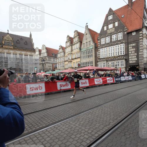 05.10.2025 - 20. swb-Marathon Bremen Yannick Fuchs http://msf.ph/oto/9288730 05.10.2025 10:35:14 Ziel 10476, 11443 meine-sportfotos.de