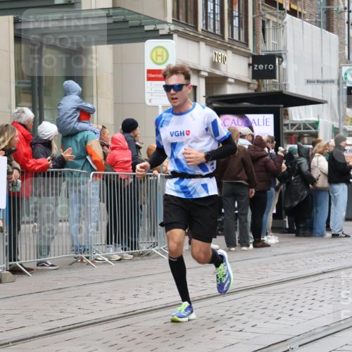 05.10.2025 - 20. swb-Marathon Bremen Strokosch-Dieckow http://msf.ph/oto/9288736 05.10.2025 12:28:37 Ziel 600, 717, 1113, 1948, 2053, 2159, 2292, 600, 717, 1113, 1948, 2053, 2159, 2292 meine-sportfotos.de