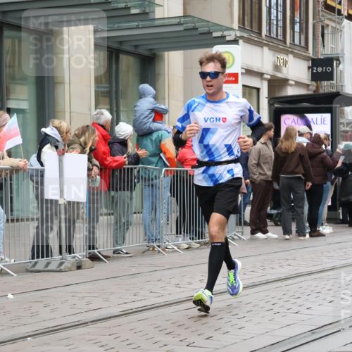 05.10.2025 - 20. swb-Marathon Bremen Strokosch-Dieckow http://msf.ph/oto/9288747 05.10.2025 12:28:37 Ziel 600, 717, 1113, 1948, 2053, 2159, 2292, 600, 717, 1113, 1948, 2053, 2159, 2292 meine-sportfotos.de