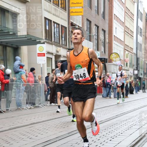05.10.2025 - 20. swb-Marathon Bremen Strokosch-Dieckow http://msf.ph/oto/9288793 05.10.2025 12:28:39 Ziel 600, 717, 1113, 1948, 2159, 2292, 600, 717, 1113, 1948, 2159, 2292 meine-sportfotos.de