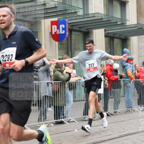 05.10.2025 - 20. swb-Marathon Bremen Strokosch-Dieckow http://msf.ph/oto/9288854 05.10.2025 12:28:40 Ziel 600, 717, 1113, 1948, 2159, 2292, 600, 717, 1113, 1948, 2159, 2292 meine-sportfotos.de