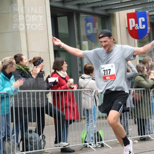 05.10.2025 - 20. swb-Marathon Bremen Strokosch-Dieckow http://msf.ph/oto/9288873 05.10.2025 12:28:41 Ziel 600, 717, 1113, 1948, 2159, 2292, 600, 717, 1113, 1948, 2159, 2292 meine-sportfotos.de