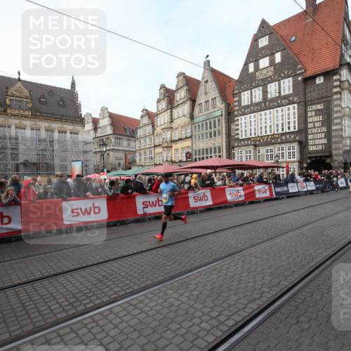 05.10.2025 - 20. swb-Marathon Bremen Yannick Fuchs http://msf.ph/oto/9288874 05.10.2025 10:38:03 Ziel 9755, 11328, 11465 meine-sportfotos.de