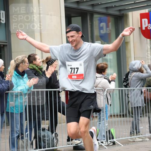 05.10.2025 - 20. swb-Marathon Bremen Strokosch-Dieckow http://msf.ph/oto/9288882 05.10.2025 12:28:41 Ziel 600, 717, 1113, 1948, 2159, 2292, 600, 717, 1113, 1948, 2159, 2292 meine-sportfotos.de