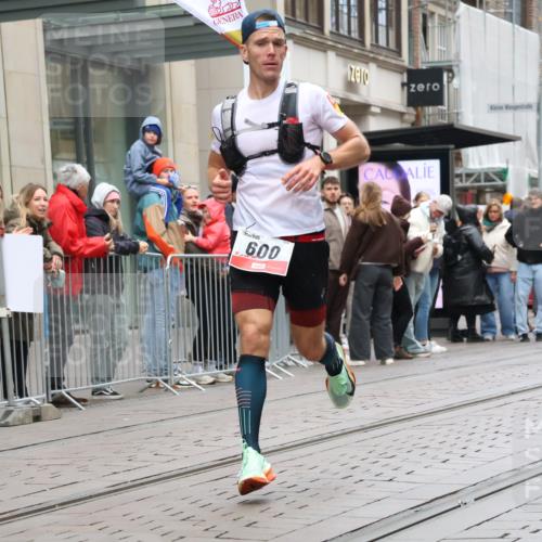 05.10.2025 - 20. swb-Marathon Bremen Strokosch-Dieckow http://msf.ph/oto/9288894 05.10.2025 12:28:42 Ziel 600, 717, 1113, 1948, 2292, 600, 717, 1113, 1948, 2292 meine-sportfotos.de