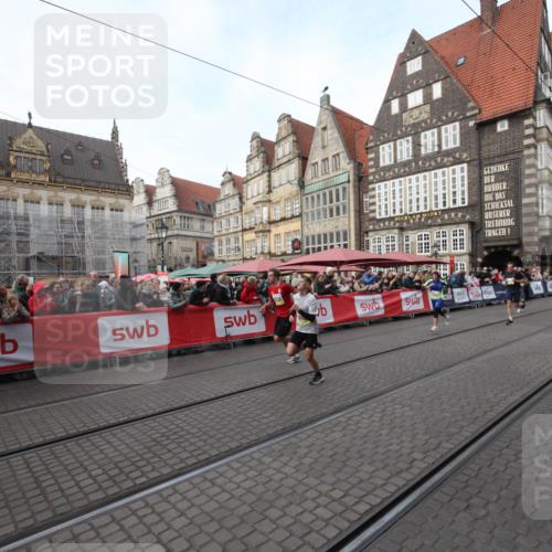 05.10.2025 - 20. swb-Marathon Bremen Yannick Fuchs http://msf.ph/oto/9288907 05.10.2025 10:38:51 Ziel 9341, 10352, 10409, 10517, 11132 meine-sportfotos.de