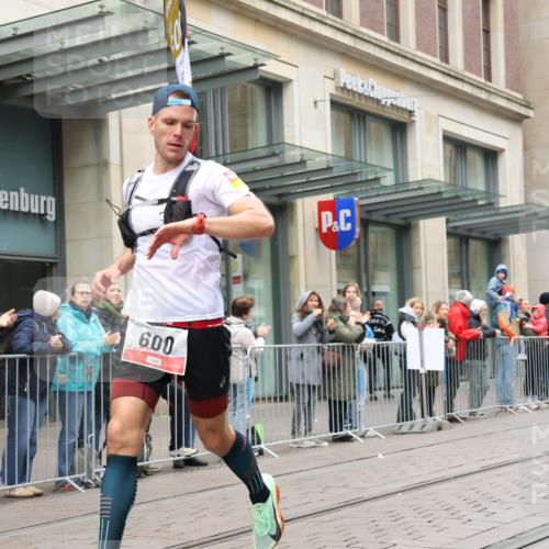 05.10.2025 - 20. swb-Marathon Bremen Strokosch-Dieckow http://msf.ph/oto/9288946 05.10.2025 12:28:44 Ziel 600, 717, 2116, 2292, 600, 717, 2116, 2292 meine-sportfotos.de