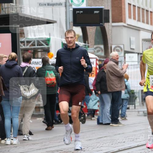 05.10.2025 - 20. swb-Marathon Bremen Strokosch-Dieckow http://msf.ph/oto/9288971 05.10.2025 12:29:01 Ziel 529, 2116, 529, 2116 meine-sportfotos.de