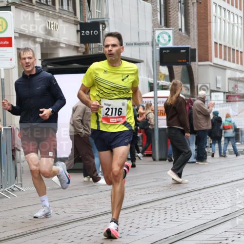 05.10.2025 - 20. swb-Marathon Bremen Strokosch-Dieckow http://msf.ph/oto/9289002 05.10.2025 12:29:03 Ziel 529, 2116, 529, 2116 meine-sportfotos.de