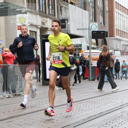 05.10.2025 - 20. swb-Marathon Bremen Strokosch-Dieckow http://msf.ph/oto/9289013 05.10.2025 12:29:03 Ziel 529, 2116, 529, 2116 meine-sportfotos.de
