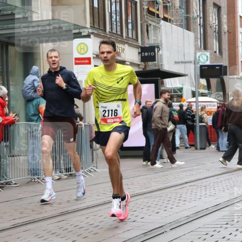 05.10.2025 - 20. swb-Marathon Bremen Strokosch-Dieckow http://msf.ph/oto/9289024 05.10.2025 12:29:03 Ziel 529, 2116, 529, 2116 meine-sportfotos.de