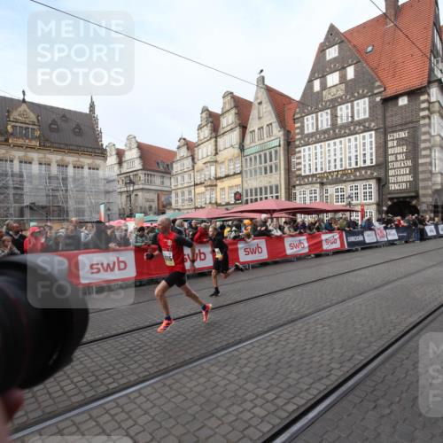 05.10.2025 - 20. swb-Marathon Bremen Yannick Fuchs http://msf.ph/oto/9289031 05.10.2025 10:40:31 Ziel 10070, 10565, 10686 meine-sportfotos.de