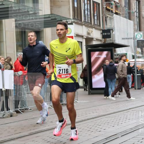 05.10.2025 - 20. swb-Marathon Bremen Strokosch-Dieckow http://msf.ph/oto/9289036 05.10.2025 12:29:04 Ziel 529, 2116, 529, 2116 meine-sportfotos.de