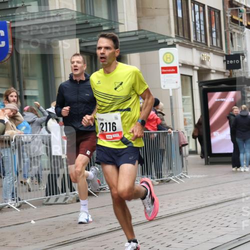 05.10.2025 - 20. swb-Marathon Bremen Strokosch-Dieckow http://msf.ph/oto/9289044 05.10.2025 12:29:04 Ziel 529, 2116, 529, 2116 meine-sportfotos.de