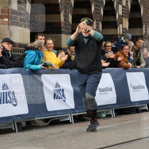 05.10.2025 - 20. swb-Marathon Bremen Strokosch-Dieckow http://msf.ph/oto/9289046 05.10.2025 11:21:26 Ziel 10072, 11631 meine-sportfotos.de