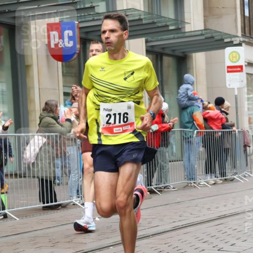 05.10.2025 - 20. swb-Marathon Bremen Strokosch-Dieckow http://msf.ph/oto/9289052 05.10.2025 12:29:04 Ziel 529, 2116, 529, 2116 meine-sportfotos.de