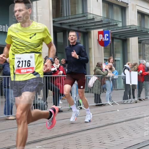 05.10.2025 - 20. swb-Marathon Bremen Strokosch-Dieckow http://msf.ph/oto/9289062 05.10.2025 12:29:05 Ziel 410, 529, 2116, 410, 529, 2116 meine-sportfotos.de