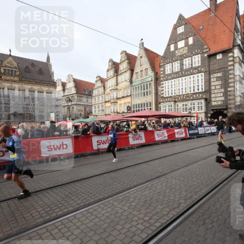 05.10.2025 - 20. swb-Marathon Bremen Yannick Fuchs http://msf.ph/oto/9289074 05.10.2025 10:41:22 Ziel 9262, 11069, 11086 meine-sportfotos.de