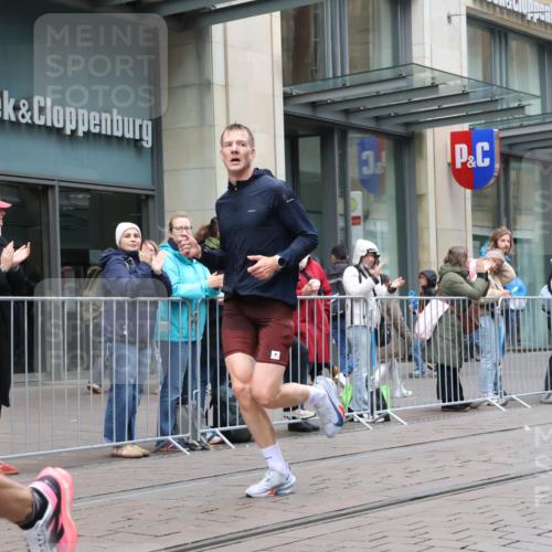 05.10.2025 - 20. swb-Marathon Bremen Strokosch-Dieckow http://msf.ph/oto/9289075 05.10.2025 12:29:05 Ziel 410, 529, 2116, 410, 529, 2116 meine-sportfotos.de