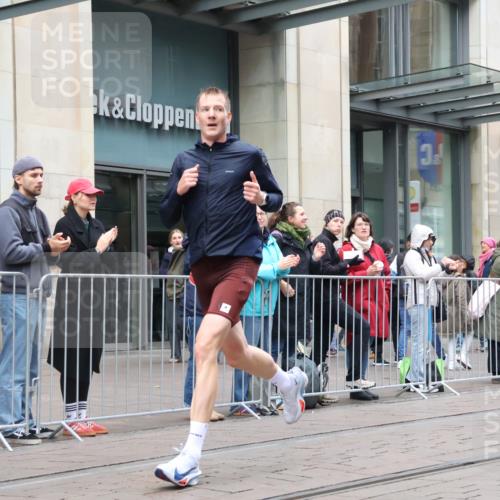 05.10.2025 - 20. swb-Marathon Bremen Strokosch-Dieckow http://msf.ph/oto/9289083 05.10.2025 12:29:05 Ziel 410, 529, 2116, 410, 529, 2116 meine-sportfotos.de