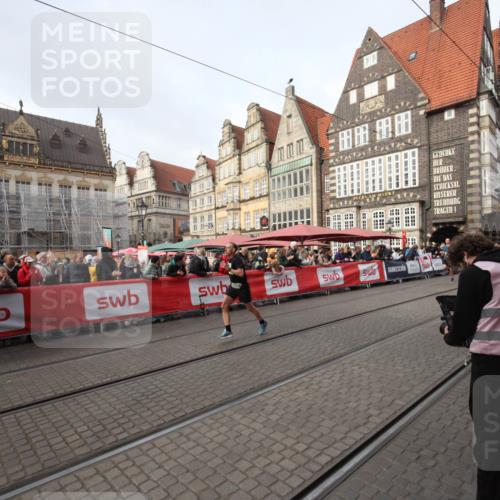 05.10.2025 - 20. swb-Marathon Bremen Yannick Fuchs http://msf.ph/oto/9289087 05.10.2025 10:41:47 Ziel 9253, 11701 meine-sportfotos.de