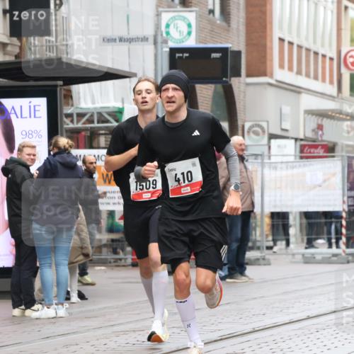 05.10.2025 - 20. swb-Marathon Bremen Strokosch-Dieckow http://msf.ph/oto/9289110 05.10.2025 12:29:25 Ziel 410, 1509, 410, 1509 meine-sportfotos.de