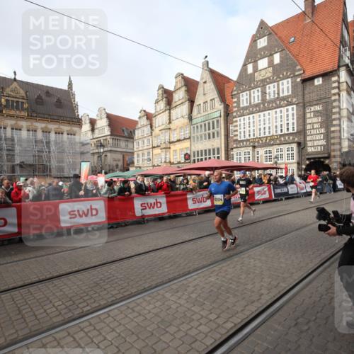 05.10.2025 - 20. swb-Marathon Bremen Yannick Fuchs http://msf.ph/oto/9289119 05.10.2025 10:42:02 Ziel 10104, 10155, 10691 meine-sportfotos.de